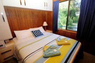 Moving Waters Self Contained Moored Houseboat - Accommodation Sunshine Coast 3