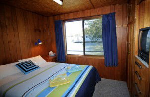 Moving Waters Self Contained Moored Houseboat - Accommodation Sunshine Coast 6