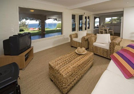 Absolute Waterfront At Hyams Beach - Elandra - Accommodation Sunshine Coast 4