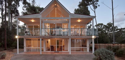 Lochani On The Bay - Accommodation Sunshine Coast 0