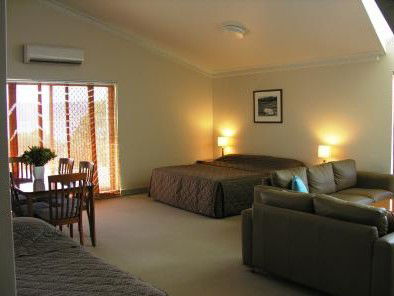 Banjo Paterson Inn - Accommodation Sunshine Coast 2
