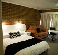 Cousins Motor Inn - Accommodation Sunshine Coast