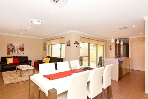 Chesapeake Retreat - Accommodation Sunshine Coast 0