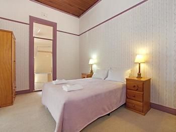 The Victoria & Albert Guesthouse - Accommodation Sunshine Coast 4