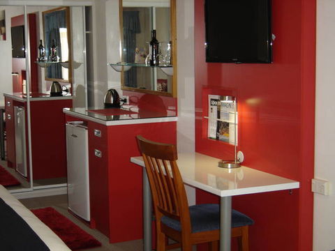 Avaleen Lodge Motor Inn - Accommodation Sunshine Coast 0