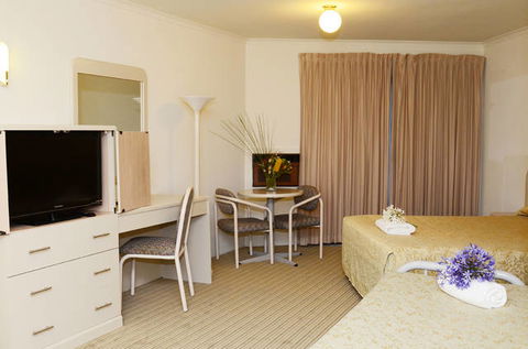 Motel 10 - Accommodation Sunshine Coast 3