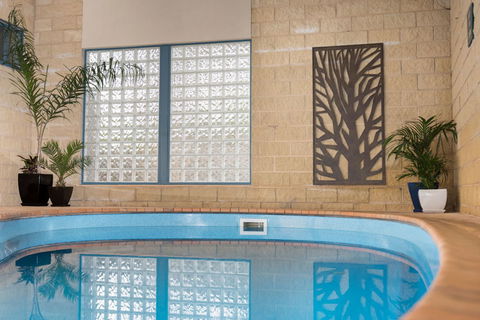 Motel On A Beckett - Accommodation Sunshine Coast 4