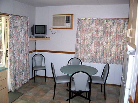 Highway Tourist Village - Accommodation Sunshine Coast 2
