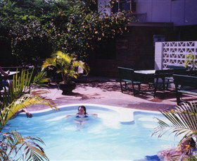 Palm Court Kookaburra Backpackers - Accommodation Sunshine Coast 2