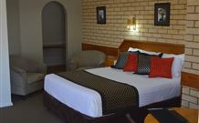 Hilltops Retreat Motor Inn - Young - Accommodation Sunshine Coast 1