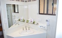 Hilltops Retreat Motor Inn - Young - Accommodation Sunshine Coast 0