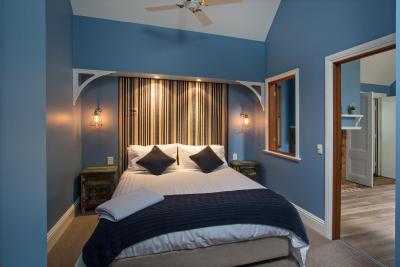 Oak Tree Lodge - Accommodation Sunshine Coast 0
