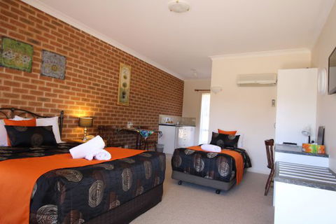 Top Of The Town Motor Inn Yackandandah - Accommodation Sunshine Coast 7