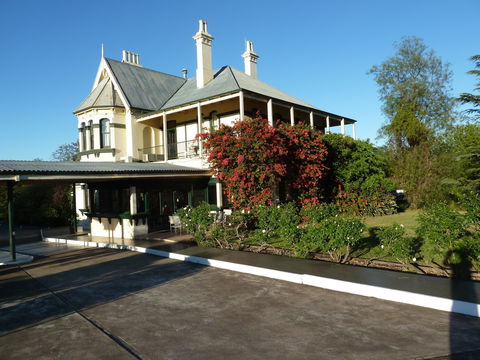 Airlie House Motor Inn - Accommodation Sunshine Coast 0