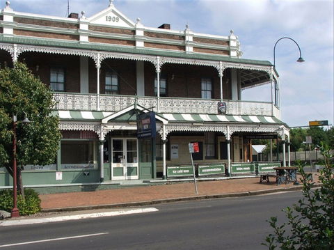 Thunderbolt Inn (aka The Bottom Pub!) - Accommodation Sunshine Coast 0