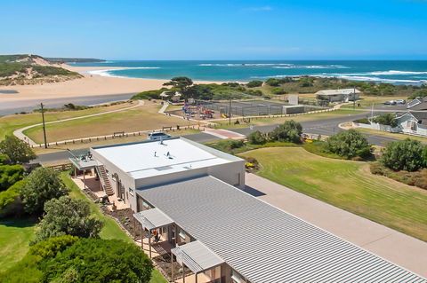 Peterborough House & Motel - Accommodation Sunshine Coast 0