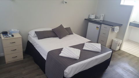 Queens Beach Hotel - Accommodation Sunshine Coast 1