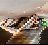 The Waverley International Hotel - Accommodation Sunshine Coast