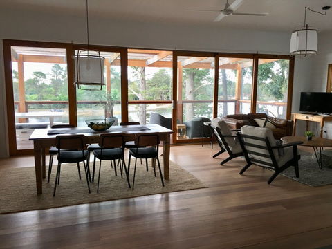 The Lakehouse Beechworth - Accommodation Sunshine Coast 2