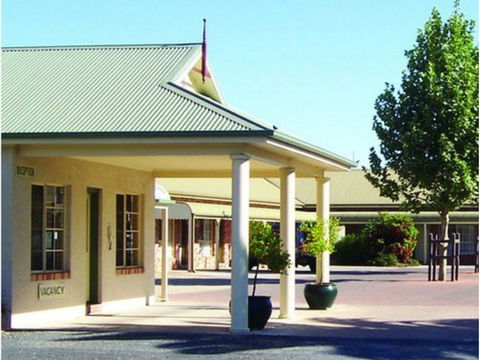 Country Gardens Motor Inn - Accommodation Sunshine Coast 0