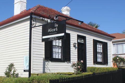Alice's Cottages - Accommodation Sunshine Coast 0