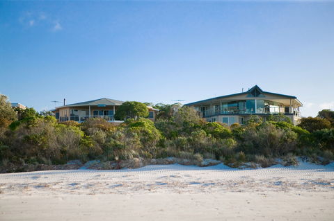 Island Beach Lodge - Accommodation Sunshine Coast 0