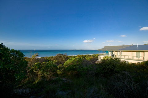 Island Beach Lodge - Accommodation Sunshine Coast 2