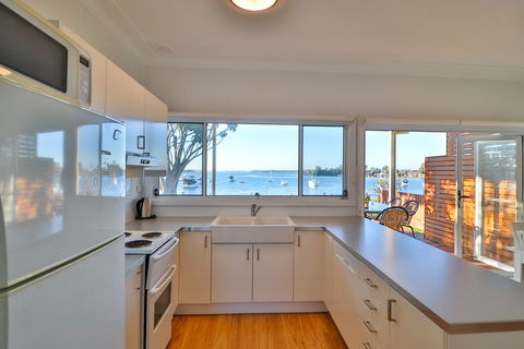 Lakefront Simplicity - Accommodation Sunshine Coast 1
