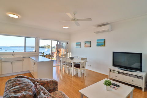 Lakefront Simplicity - Accommodation Sunshine Coast 2