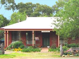 Stacey Studio Gallery & Almond Grove B&B - Accommodation Sunshine Coast 0