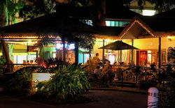 Apres Beach Bar & Grill - Palm Cove - Accommodation Sunshine Coast 1