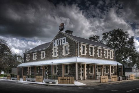 Inverleigh Hotel - Accommodation Sunshine Coast 0