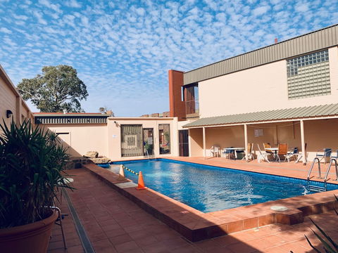 Desert Cave Hotel - Accommodation Sunshine Coast 2