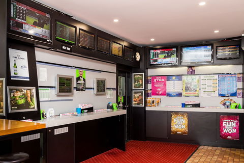 Edgewater Hotel - Accommodation Sunshine Coast 1