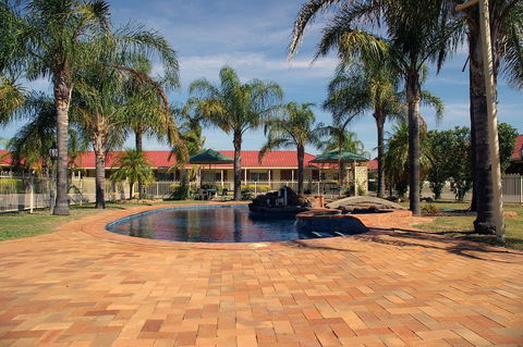 Pines Country Club Motor Inn - Accommodation Sunshine Coast 2