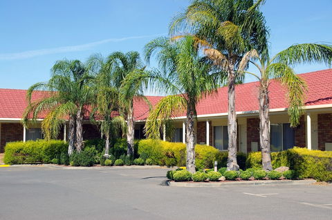 Pines Country Club Motor Inn - Accommodation Sunshine Coast 0