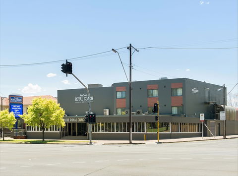 Adelaide Royal Coach - Accommodation Sunshine Coast 0