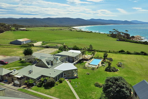 Diamond Island Resort & Bicheno Penguin Show - Accommodation Sunshine Coast 2