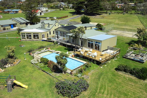 Diamond Island Resort & Bicheno Penguin Show - Accommodation Sunshine Coast 1