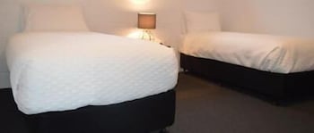 Penguin Seaside Motel - Accommodation Sunshine Coast 3