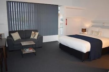 Penguin Seaside Motel - Accommodation Sunshine Coast 2