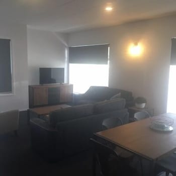 Penguin Seaside Motel - Accommodation Sunshine Coast 0