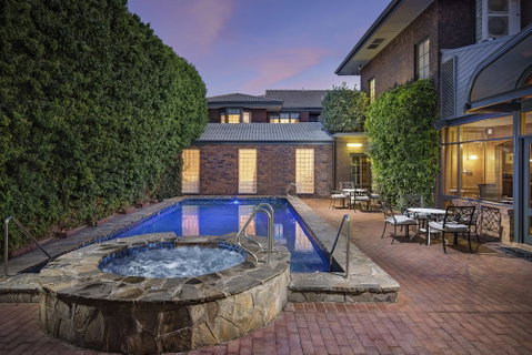 Adelaide Inn - Accommodation Sunshine Coast 0