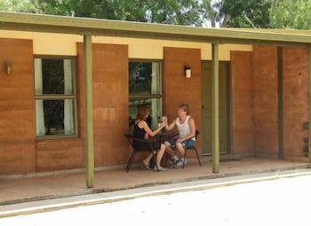 Territory Manor Motel & Caravan Park - Accommodation Sunshine Coast 0