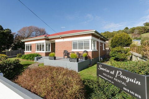 Sunrise At Penguin - Accommodation Sunshine Coast 4