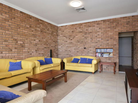 The House On The Lake At Fishing Point Lake Macquarie Honestly Put The Line In & Catch Fish - Accommodation Sunshine Coast 1