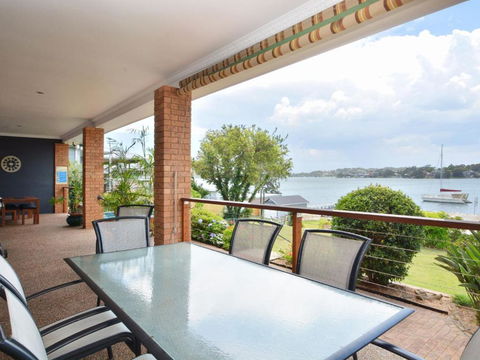 The House On The Lake At Fishing Point Lake Macquarie Honestly Put The Line In & Catch Fish - Accommodation Sunshine Coast 4