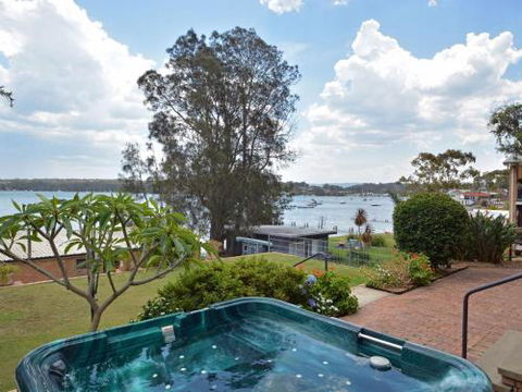 The House On The Lake At Fishing Point Lake Macquarie Honestly Put The Line In & Catch Fish - Accommodation Sunshine Coast 2