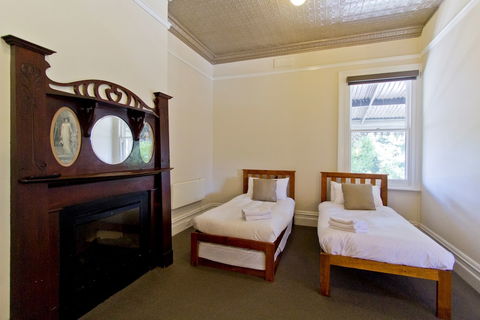 Deloraine Hotel - Accommodation Sunshine Coast 0