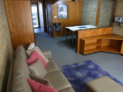 A Furnished Townhouse In Goulburn - Accommodation Sunshine Coast 4